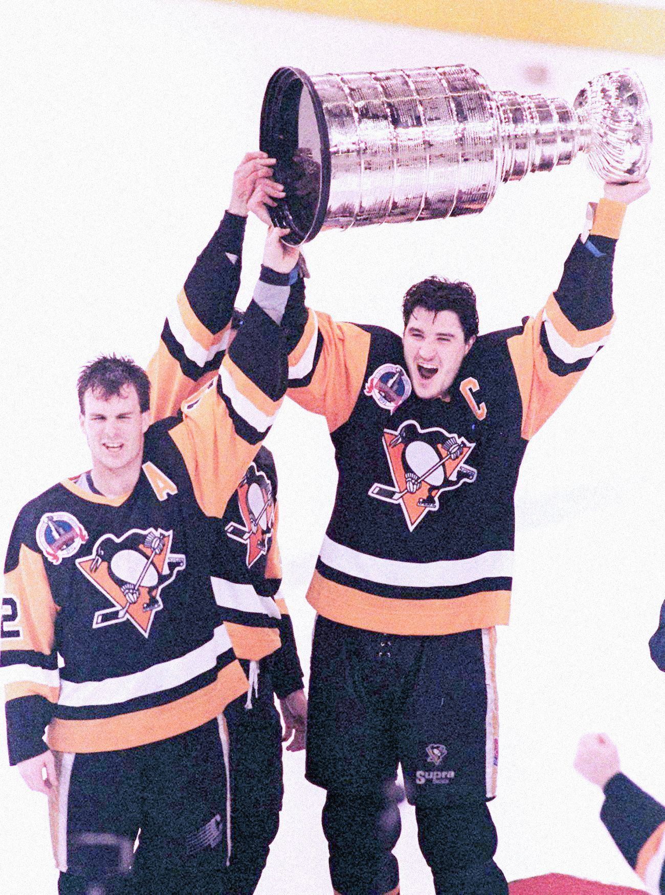 Mario Lemieux (vpravo) a Bob Erray se radují ze zisku Stanleyova poháru (1991)