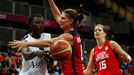 Česká basketbalistka Ilona Burgrová blokuje Angolku Nadir Manuelovou v utkání skupiny A na OH 2012 v Londýně.