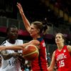 Česká basketbalistka Ilona Burgrová blokuje Angolku Nadir Manuelovou v utkání skupiny A na OH 2012 v Londýně.