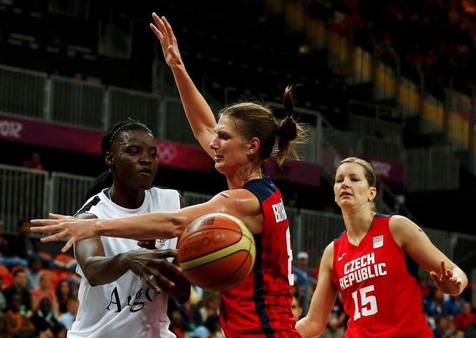 Česká basketbalistka Ilona Burgrová blokuje Angolku Nadir Manuelovou v utkání skupiny A na OH 2012 v Londýně.