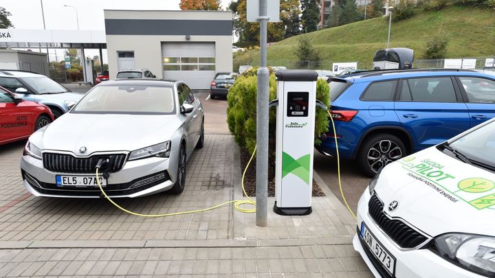 Elektromobilisté proti úřednímu šimlu. Rozvoj sítě dobíječek vázne na byrokracii