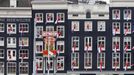 Dutch national flags hang from windows overlooking Central Station in Amsterdam April 28, 2013. The Netherlands is preparing for Queen's Day on April 30, which will also mark the abdication of Queen Beatrix and the investiture of her eldest son Willem-Alexander. REUTERS/Cris Toala Olivares(NETHERLANDS - Tags: ROYALS POLITICS TRAVEL) Published: Dub. 28, 2013, 2:58 odp.