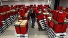 Greg Gayheart, a volunteer with the Licking County Board of Elections, loads voting machines in preparation for election day in Newark, Ohio November 3, 2012. Licking County has nearly 600 voting machines for 125 voting precincts. REUTERS/Matt Sullivan (UNITED STATES - Tags: ELECTIONS POLITICS USA PRESIDENTIAL ELECTION) Published: Lis. 3, 2012, 2:05 odp.