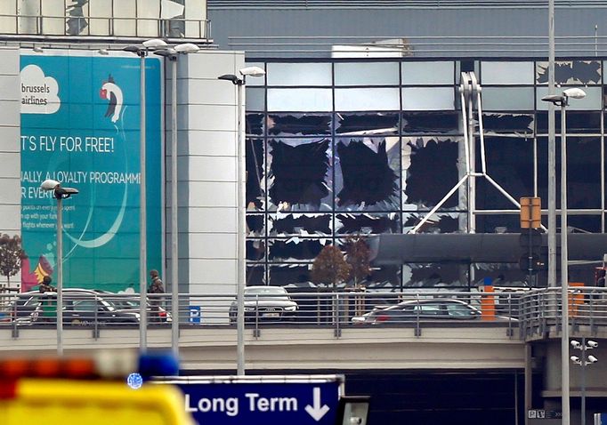 Rozbitá okna po výbuších na bruselském letišti Zaventem.