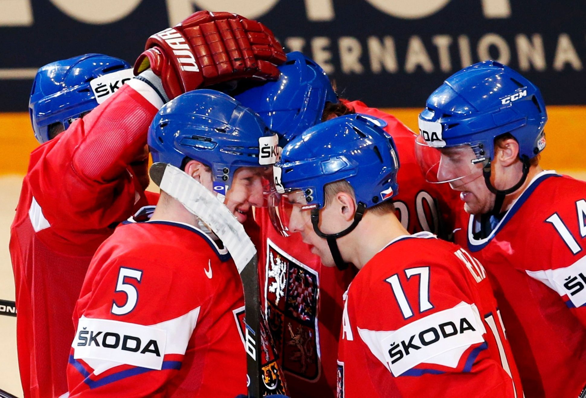 MS v hokeji 2013, Česko - Bělorusko: Radim Vrbata (17), Ladislav Šmíd (5) a Tomáš Fleischmann slaví gól na 2:0