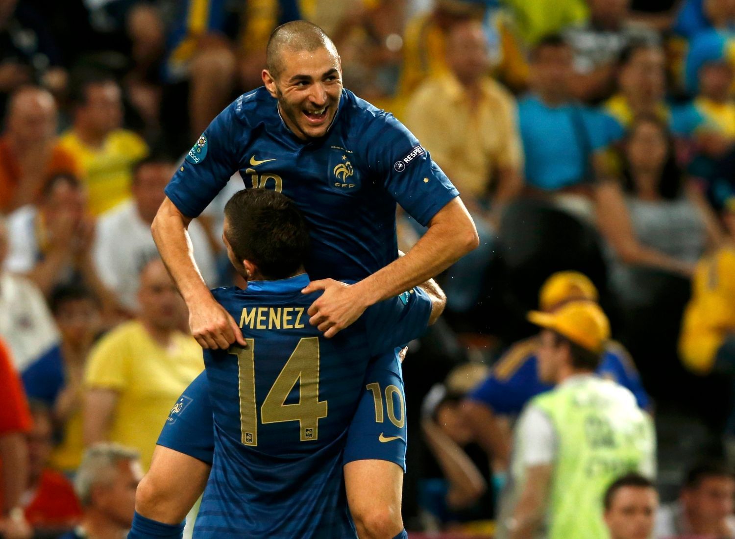 Francouzský fotbalista Jeremy Ménez slaví gól se spoluhráčem Karimem Benzemou během utkání skupiny D na Euru 2012