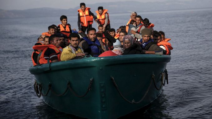 Přeplněná loď s běženci z Blízkého východu u břehů řeckého ostrova Lesbos.