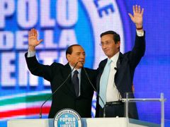 Silvio Berlusconi se svým spojencem Gianfrankem Finim