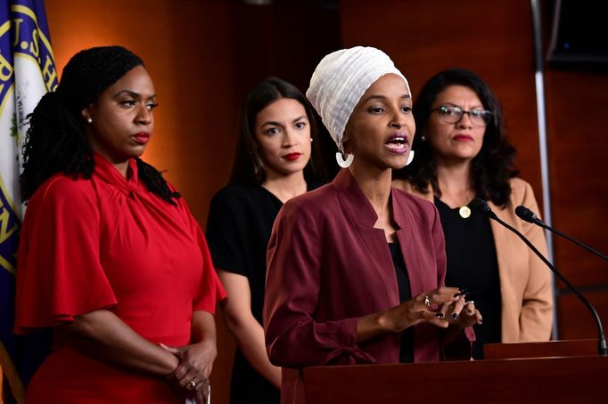 Alexandria Ocasiová-Cortezová, Rashida Tlaibová, Ilhan Omarová a Ayanna Pressleyová na tiskové konferenci k rasistickým výrokům Donalda Trumpa na jejich adresu.