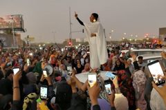 Hrdinka a královna. Zpívající žena v bílém se stala symbolem protestů v Súdánu