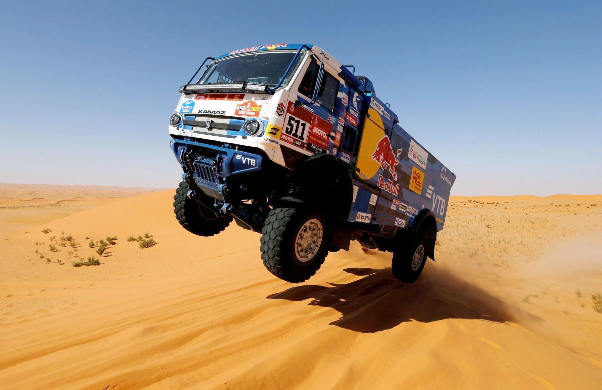 Nejhezčí fotky Reuters 2020 - Andrej Karginov v Kamazu při Rallye Dakar