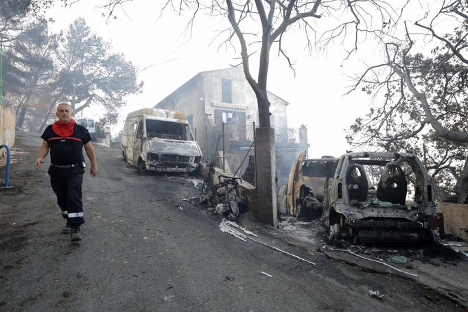 Zničené domy a auta nedaleko francouzské vesnice Carros.