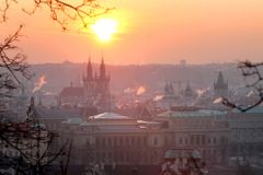 Příliš smogu hlásí osm krajů. V Praze, středních Čechách a na Olomoucku musí podniky omezit výrobu