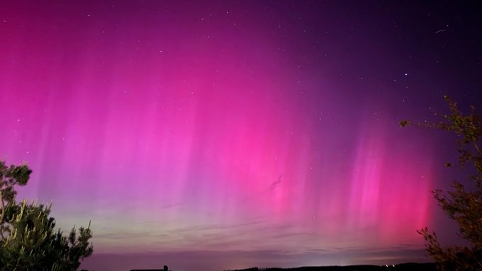 V Česku byla v noci na středu vidět polární záře i roje Perseid.