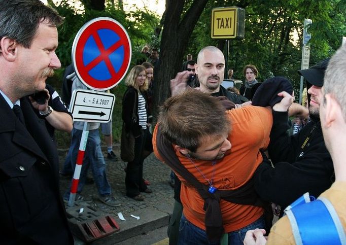 Mezi demonstranty se často objevil nějaký člověk jednající tzv. "na vlastní pěst" proti příslušníkům policie. Pořadatelé protestu ho ale většinou dokázali sami umírnit.