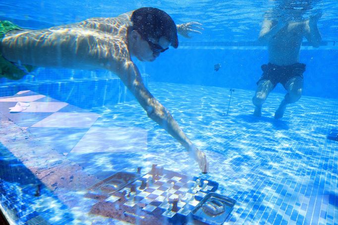 Turnaj v podvodních šachách v bazénu hotelu Silo v jihoafrickém Kapském Městě