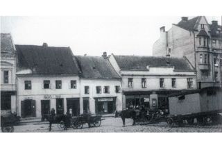 Rodný dům armádního generála a maršála RAF Karla Janouška (1893-1971) na Žerotínově náměstí v Přerově, foceno pravděpodobně ve 30. letech 20. století.