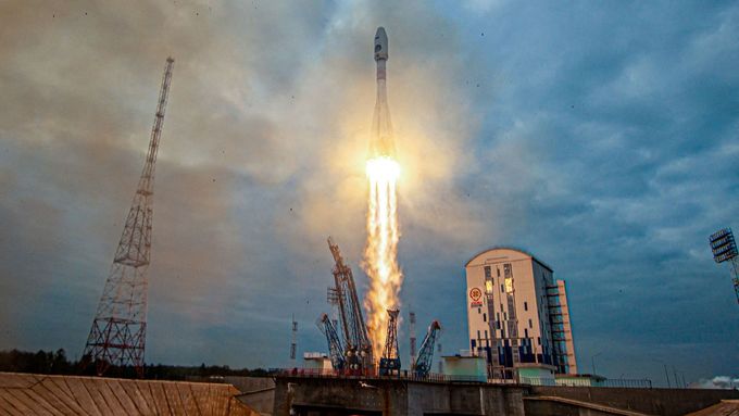 Nosná raketa Sojuz-2.1b s horním stupněm Fregat a přistávací kosmickou lodí Luna-25 startuje ze startovací rampy na kosmodromu Vostočnyj.