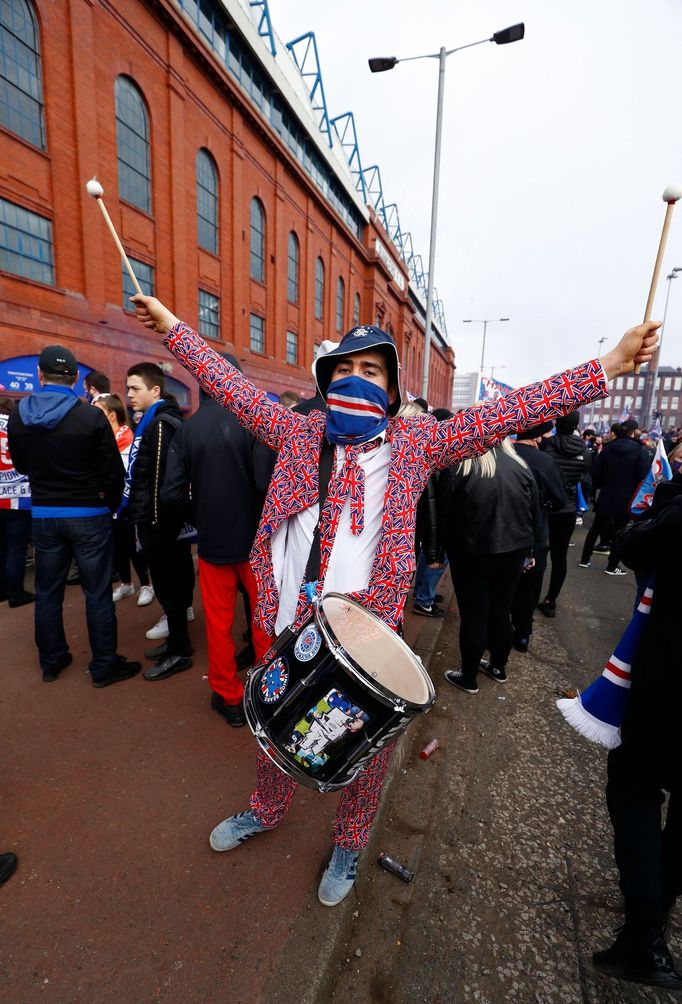 Fanoušci Glasgow Rangers slaví zisk 55. titulu ve skotské lize.