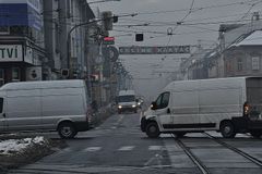 Česko dusí smog, řidiče ohrožují namrzající mlhy