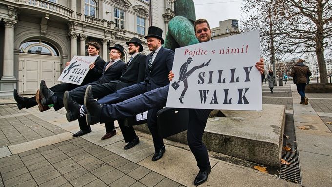 Montypythonovské ministerstvo švihlé chůze by mělo na Slovensku plné ruce práce. (Foto z loňské recesistické akce Švihlý pochod městem Brnem, inspirované slavnou britskou komediální skupinou.)
