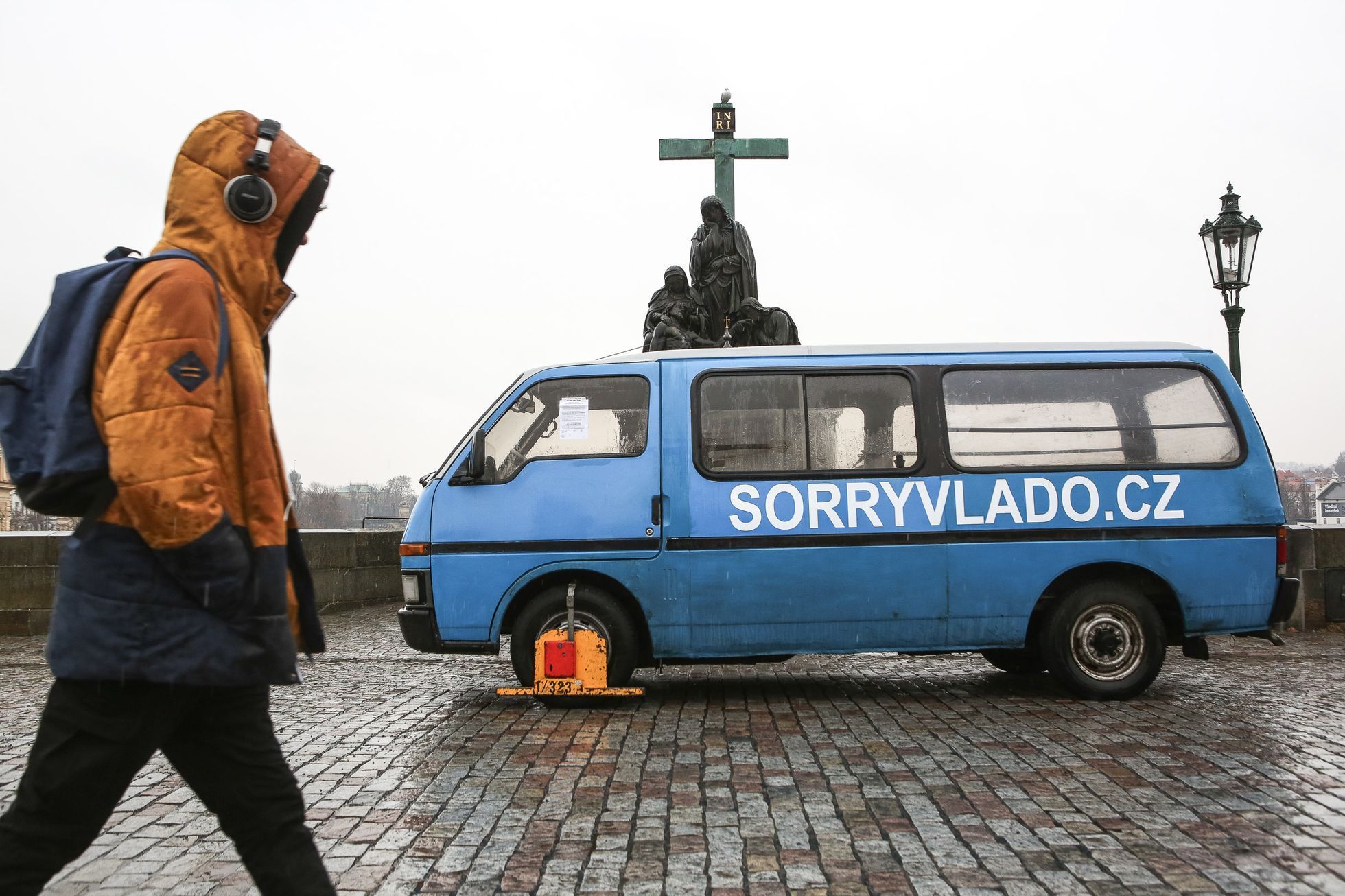 Auto, Karlův most, Protest / demonstrace proti vládním koronavirovým opatřením, blokáda Úřadu vlády, otevřené Česko