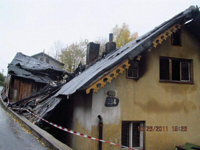 Oheň, který vznikl na půdě staršího domu, zničil téměř celý objekt. | Foto: Kooperativa