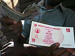 Centrální banka v Zimbabwe opět vypustila na trh nově denominovanou měnu, zimbabwský dolar. Její snaha zkrotit inflaci a pomoci exportu však neustále naráží na rozhazovačnou politiku vlády.