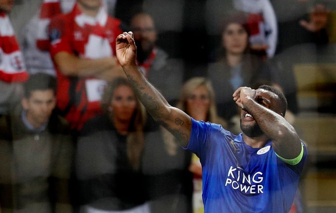 Kapitán Leicesteru City Wes Morgan slaví branku v Lize mistrů proti Seville