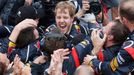 Sebastian Vettel získal třetí titul, i když do rozhodujícího závodu po kolizi krátce po startu vjížděl jako úplně poslední.