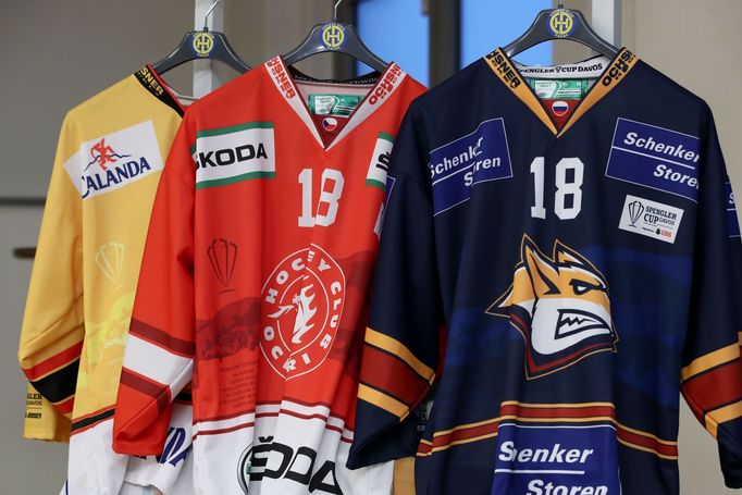 Dresy pro Spengler Cup 2018: zleva Kuopio, Třinec, Magnitogorsk