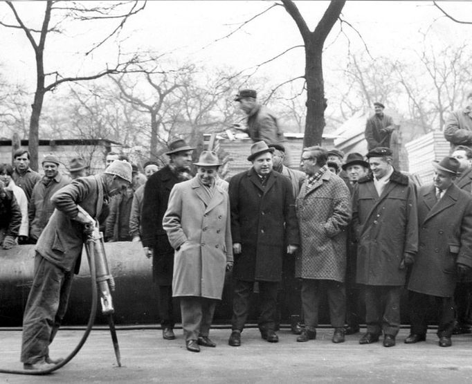 Podzemní dráze zdar. Psal se rok 1966 a u symbolického prvního "kopnutí" nesměli chybět ani pohlaváři.