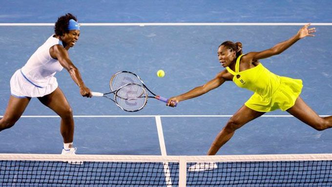 Serena Williamsová (vlevo) a její sestra Venus v akci.