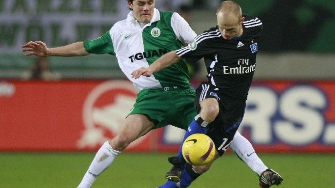 Marcel Schäfer z Wolfsburgu bojuje o míč s hráčem Hamburku Davidem Jarolímem (vpravo) ve čtvrtfinále německého poháru.