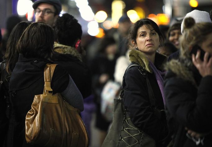 People line up on a Manhattan street to take buses back to the Brooklyn borough in the aftermath of Hurricane Sandy in New York November 1, 2012. New York subway trains crawled back to limited service after being shut down since Sunday, but the lower half of Manhattan still lacked power and surrounding areas such as Staten Island, the New Jersey shore and the city of Hoboken remained crippled from a record storm surge and flooding. REUTERS/Carlo Allegri (UNITED STATES - Tags: ENVIRONMENT DISASTER TRANSPORT) Published: Lis. 1, 2012, 11:57 odp.