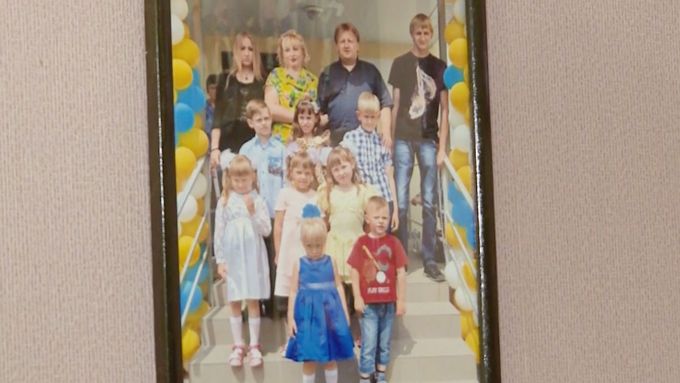 Manželský pár z Ukrajiny, který vychovával 13 dětí, zemřel na Covid-19 jen několik dní po sobě. Jedenácti dětem je méně než osmnáct let.