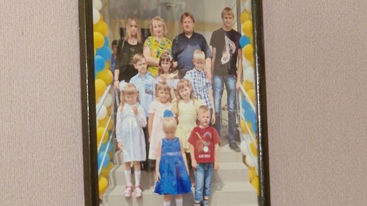Rodiče zemřeli jen pár dní po sobě. Zůstalo po nich 13 dětí; Zdroj foto: Rádio Svobodná Evropa
