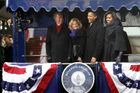 Jako Abraham Lincoln. Nastupující prezident Barack Obama přijel do Washingtonu, D.C. na inauguraci vlakem, společně s viceprezdentem Joe Bidenem a manželkami Michelle (vpravo) a Jill (druhá zleva).