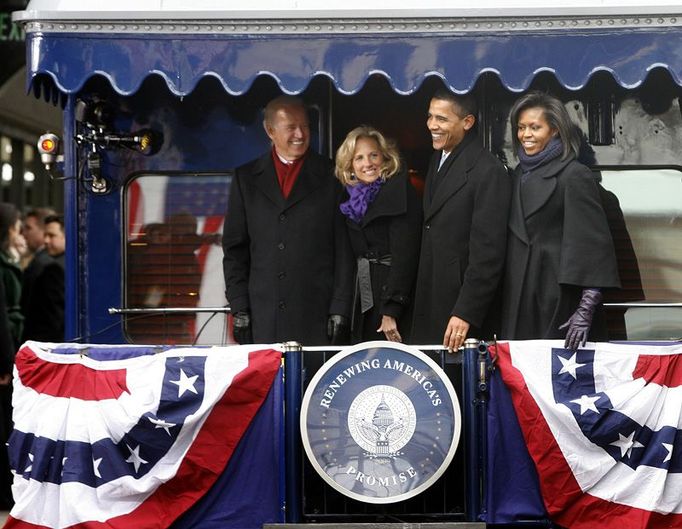 Jako Abraham Lincoln. Nastupující prezident Barack Obama přijel do Washingtonu, D.C. na inauguraci vlakem, společně s viceprezdentem Joe Bidenem a manželkami Michelle (vpravo) a Jill (druhá zleva).