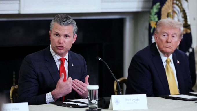 Ministr obrany USA Pete Hegseth hovoří vedle prezidenta USA Donalda Trumpa během Trumpova oznámení týkajícího se politik jeho administrativy proti kartelům a obchodování s lidmi.