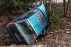 Na Brněnsku se při nehodě zranilo šest lidí a v lese zemřel mladík pod traktorem