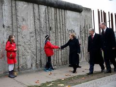 Německá kancléřka Angela Merkelová u Berlínské zdi během ceremoniálu připomínajícího 25. výročí pádu tohoto symbolu rozdělení Německa.