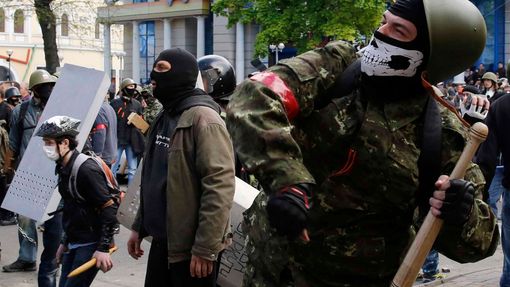 Proruští aktivisté házejí při střetech v Oděse dlažební kostky a další předměty na příznivce kyjevské vlády.