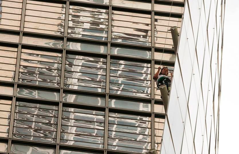 Pavoučí muž vylezl na 41patrový mrakodrap