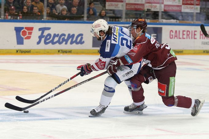 38. kolo hokejové extraligy 2018/19, Sparta - Kometa: Martin Zaťovič (vlevo) a Erik de la Rose