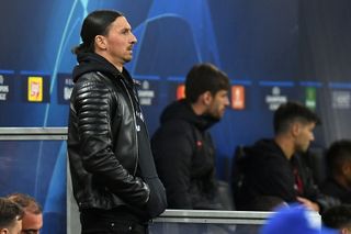 Zlatan Ibrahimovic, útočník AC Milán, sleduje úvodní utkání čtvrtfinále Ligy mistrů 2022/2023 proti Neapoli