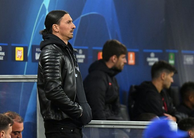 Zlatan Ibrahimovic, útočník AC Milán, sleduje úvodní utkání čtvrtfinále Ligy mistrů 2022/2023 proti Neapoli