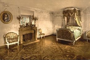 Pohled do ložnic Marie Antoinetty a Napoleona. Dávné fotky ze zámků u Paříže