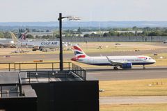 Londýnské letiště Heathrow hlásí po evakuaci Terminálu 4 obnovení provozu