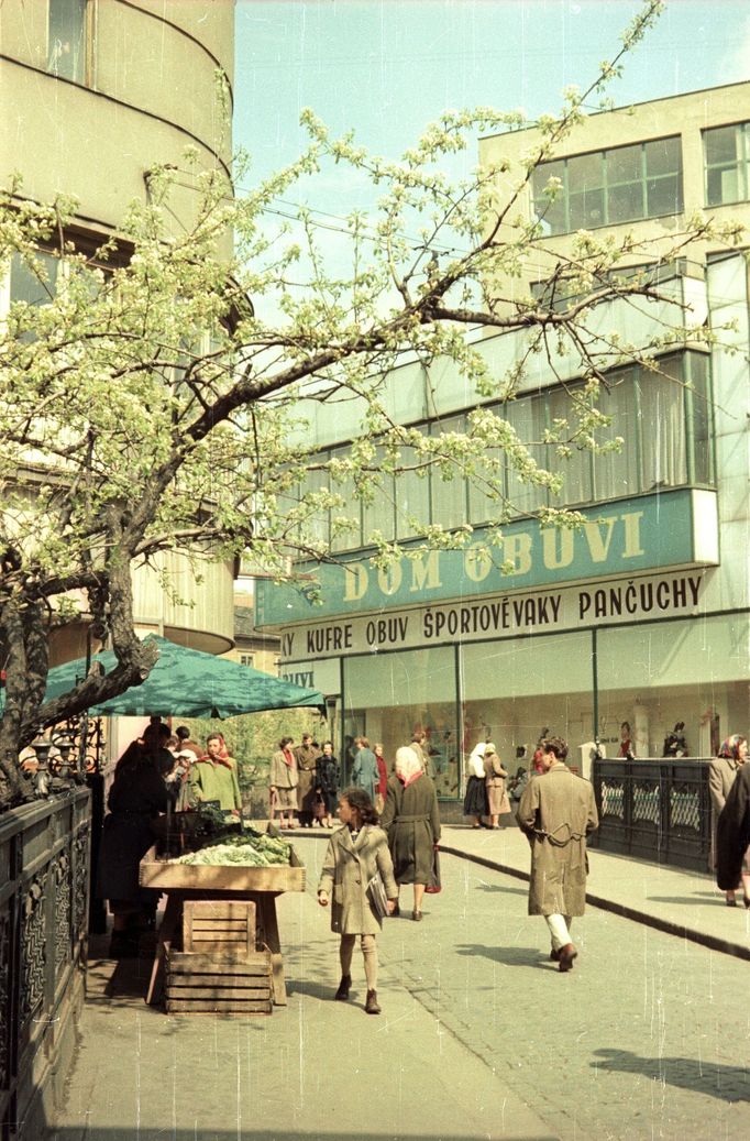 Pouliční ruch na mostě vedoucí na Hurbanovo náměstí v Bratislavě. Rok 1959